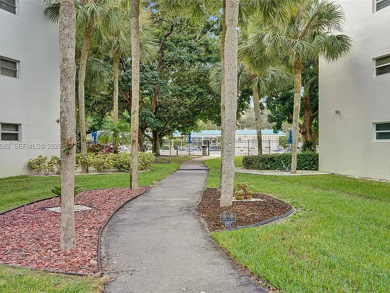 3001 Portofino Isle #K2 — Photo 36