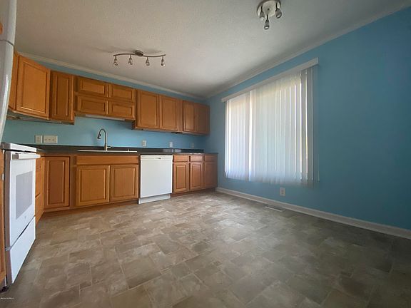 4th image of 220 Lakewood Dr