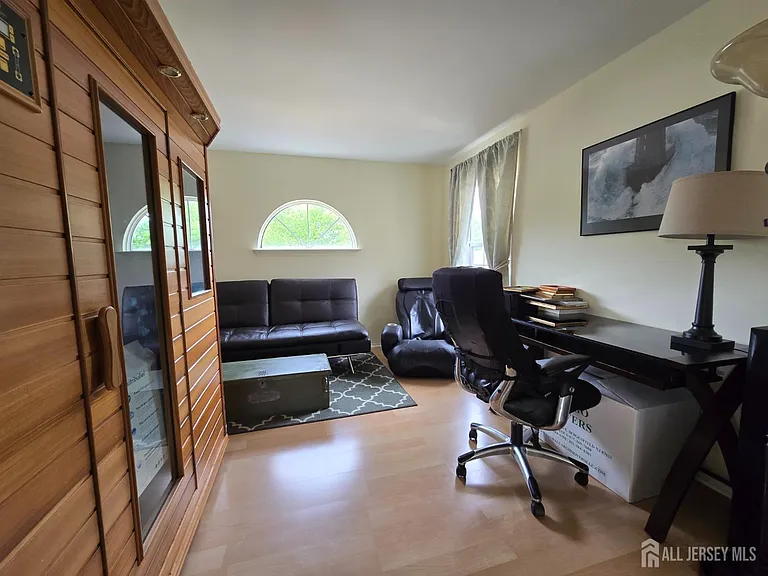 8 Glastonbury Dr — Photo 26
