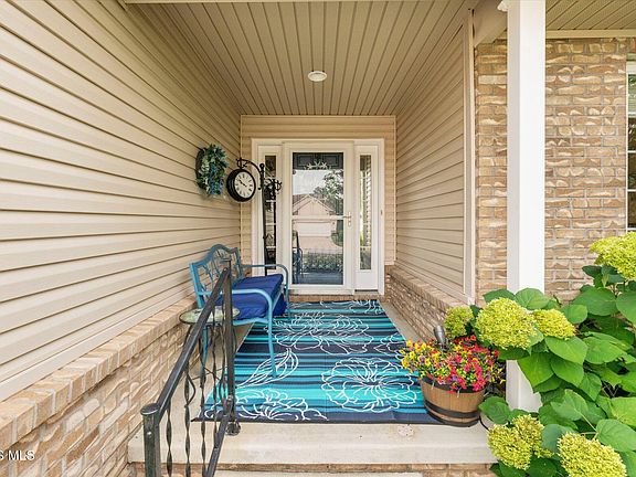 4th image of 624 Meadowchase Ln
