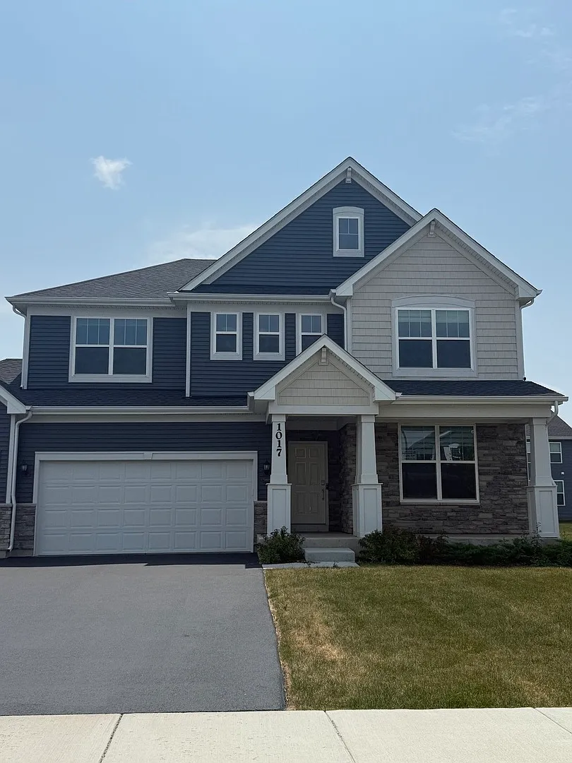 4 bed, 2.5 bath, 2760 sqft, $3,900 — Photo 1