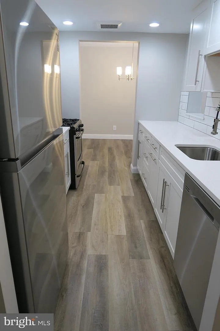 2 bed, 1100 sqft, $2,100 — Photo 1