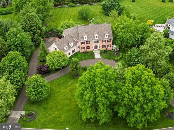 4 Greenbriar Cir, Newtown, PA 18940