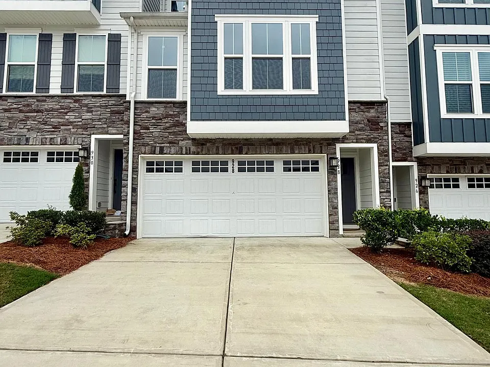 928 Portrush Ln