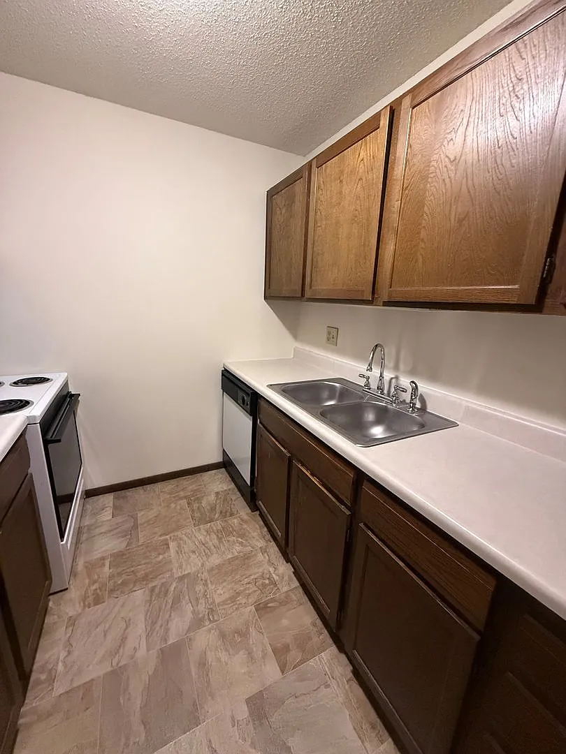 Xerxes Manor Apartments — Photo 2