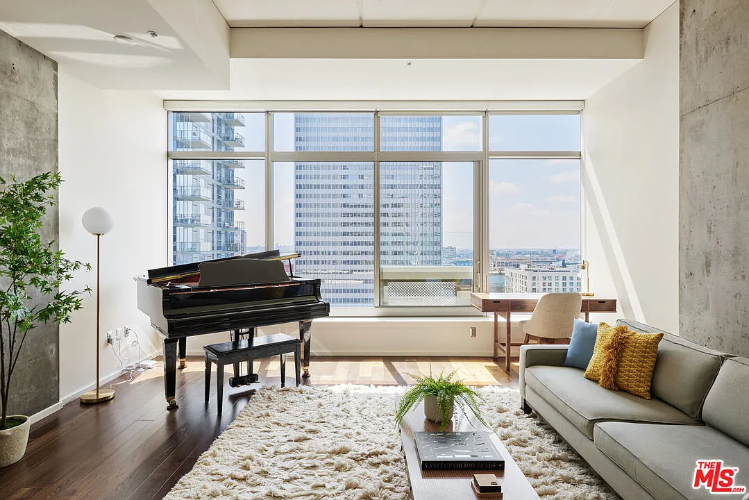 1 bed, 1.0 bath, 970 sqft, $3,750 — Photo 2