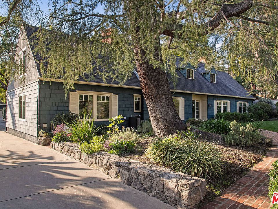 1st image of 2555 N Altadena Dr