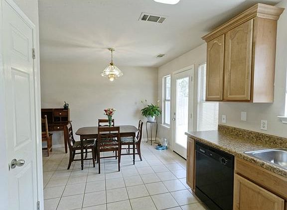 5th image of 611 Sunny Brook Dr