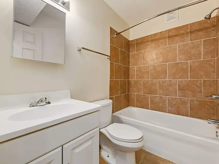 510 Robert St E — Photo 29