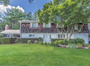29 E Park Dr, Old Bethpage, NY 11804