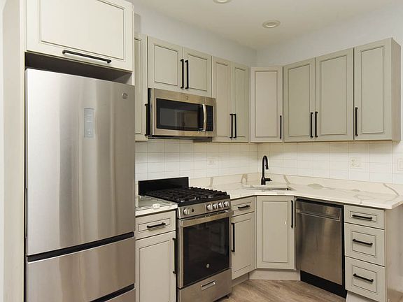 3rd image of 1059 W Glenlake Ave #N2