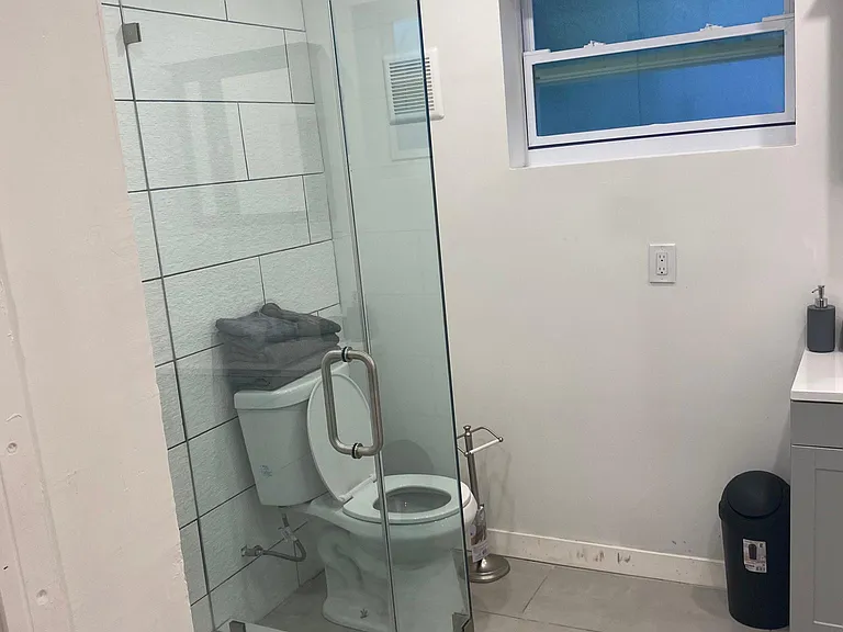 1035 SW 12th Ave #3 — Photo 6