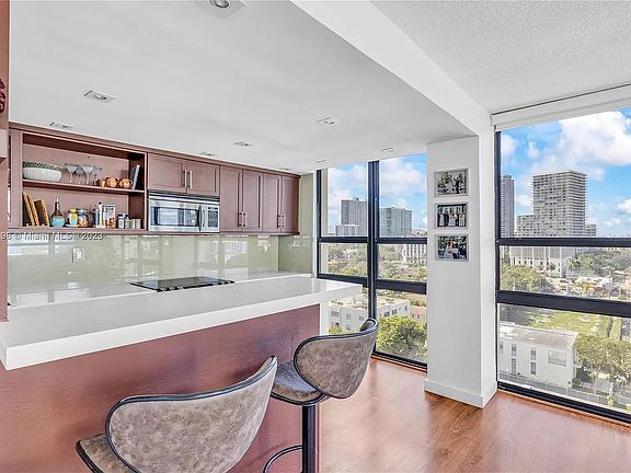 4th image of 600 NE 36th St APT 1123