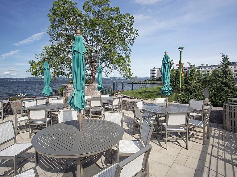 Admirals Cove BBQ and Dining on the Hudson