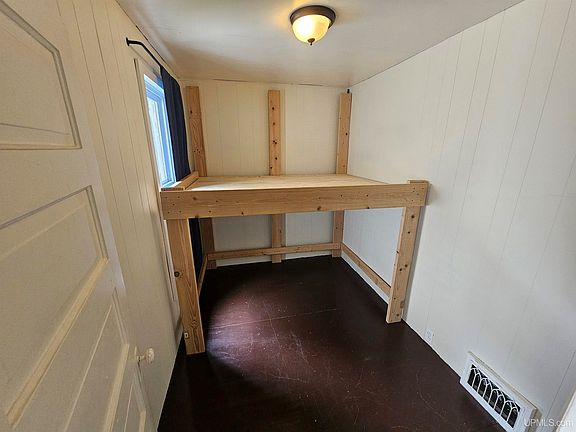 3rd image of 707 W Edwards Ave