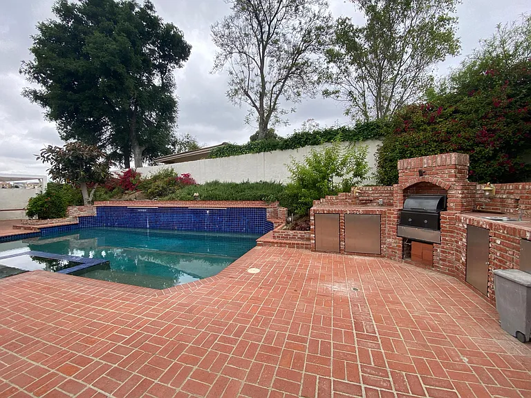 22539 Waterbury St — Photo 32
