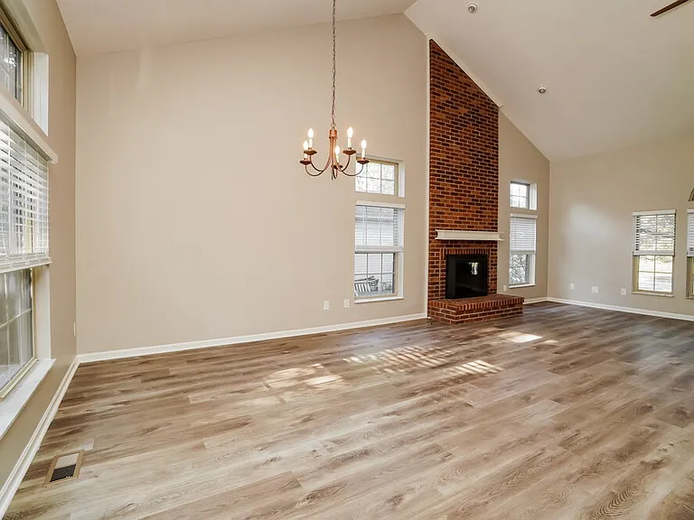 1635 Saffron Dr — Photo 7