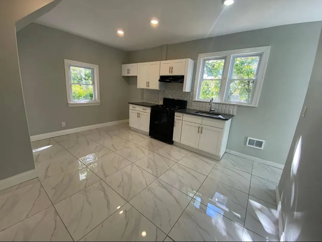 3 bed, $1,900 — Photo 1