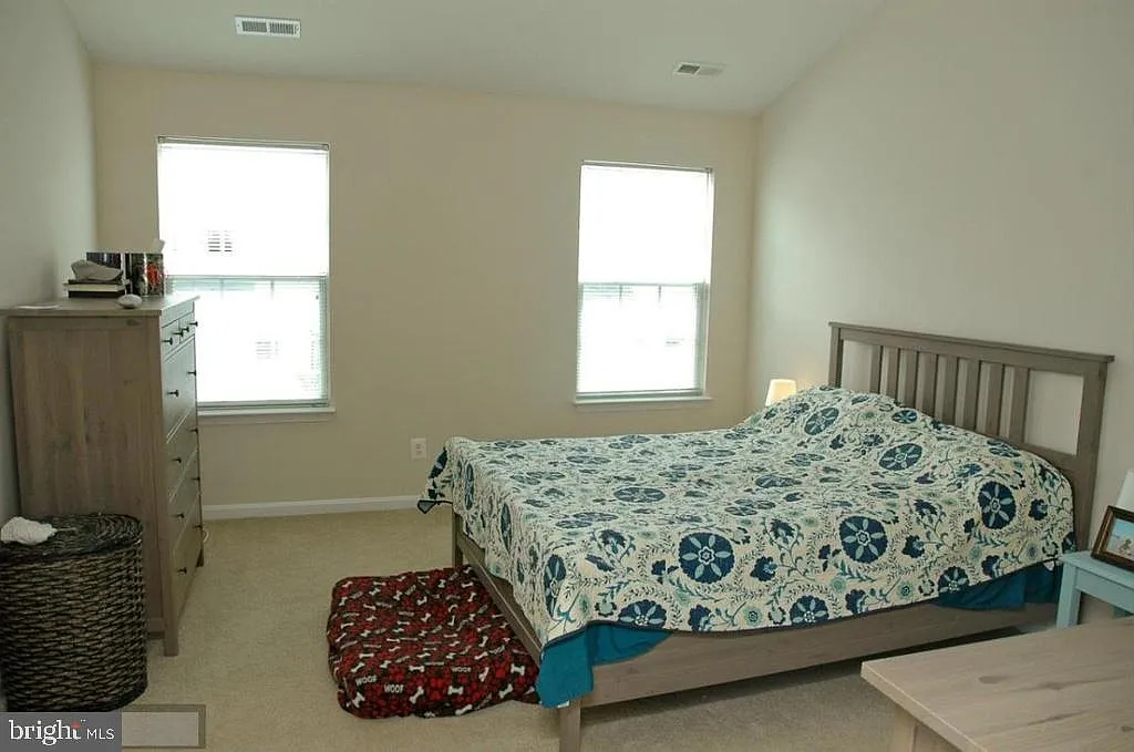 3 bed, 3.5 bath, 1896 sqft, $3,200 — Photo 3