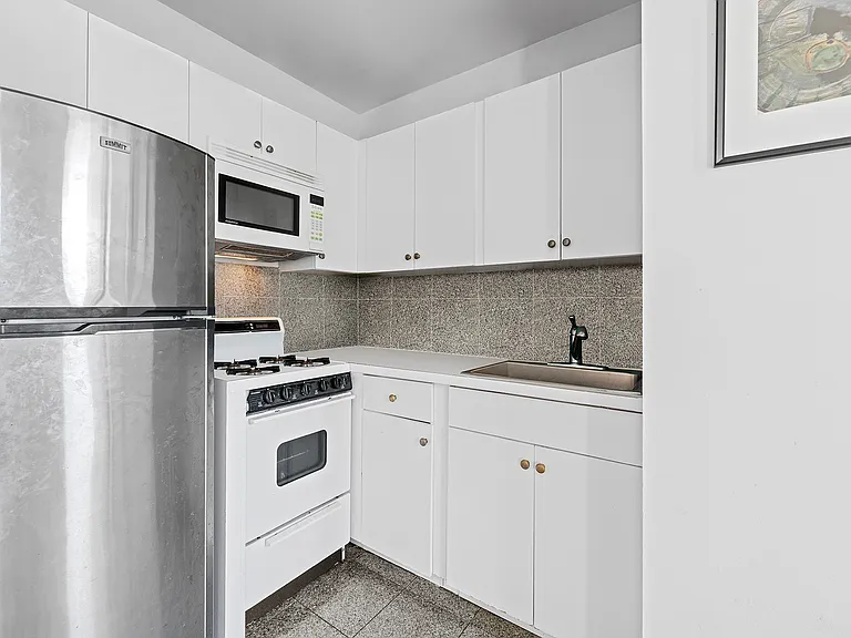 193 E 4th St #2R — Photo 3