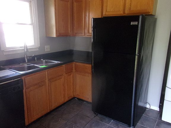 5th image of 810 W Mill St