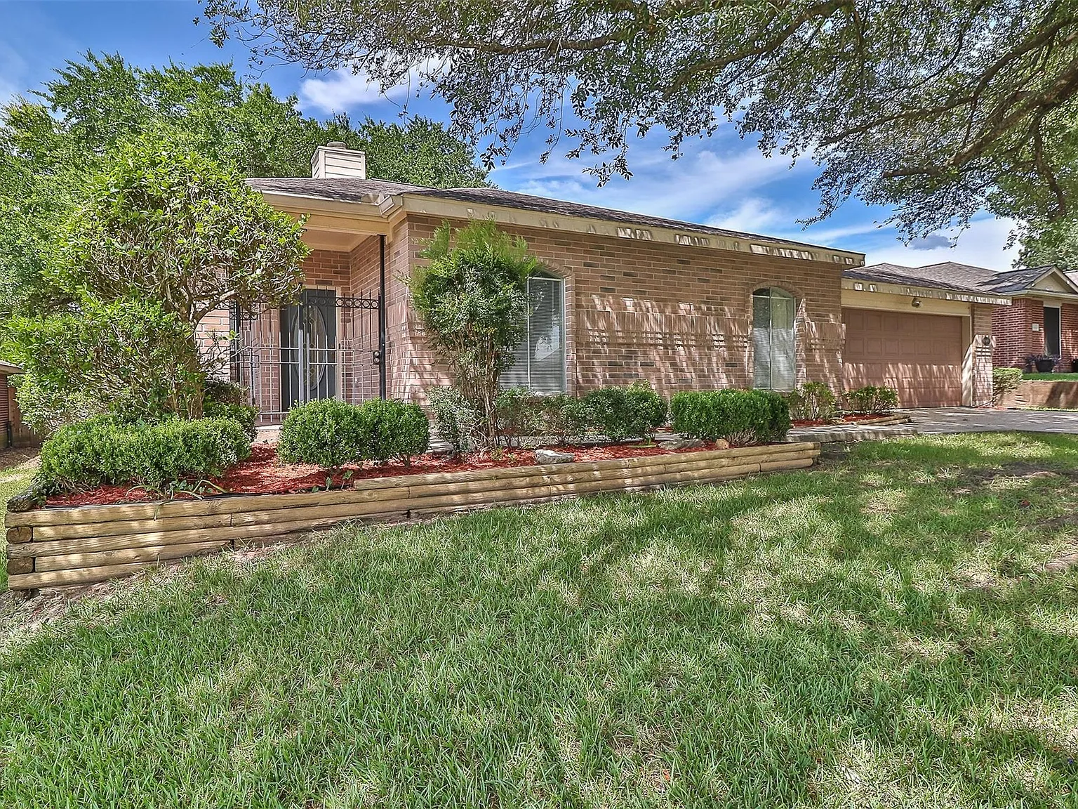 3 bed, 2.0 bath, 1394 sqft, $1,850 — Photo 2