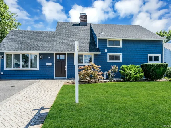 7 Tanager Lane, Levittown, NY 11756