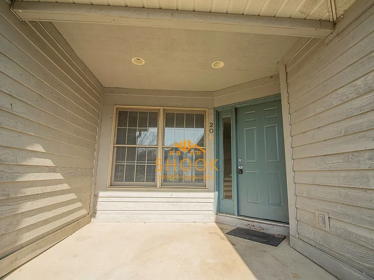 206 E Pine Ave — Photo 2