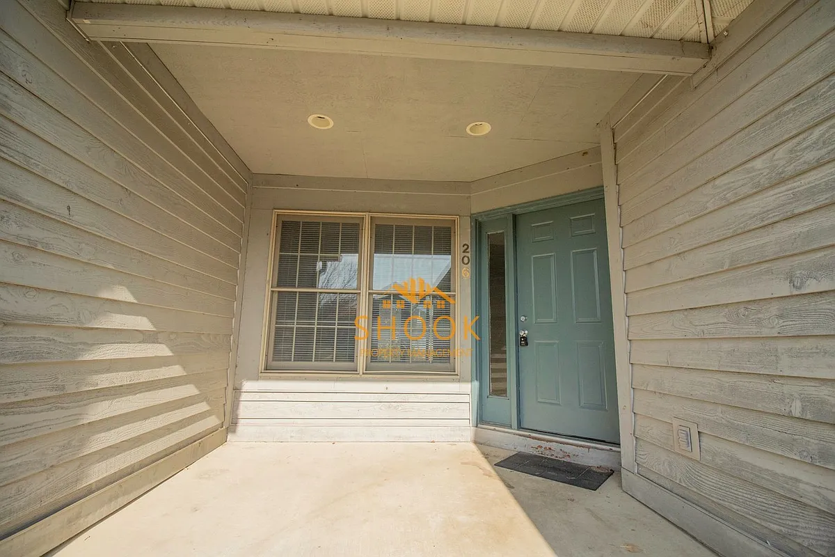 Building Photo - 206 E Pine Ave