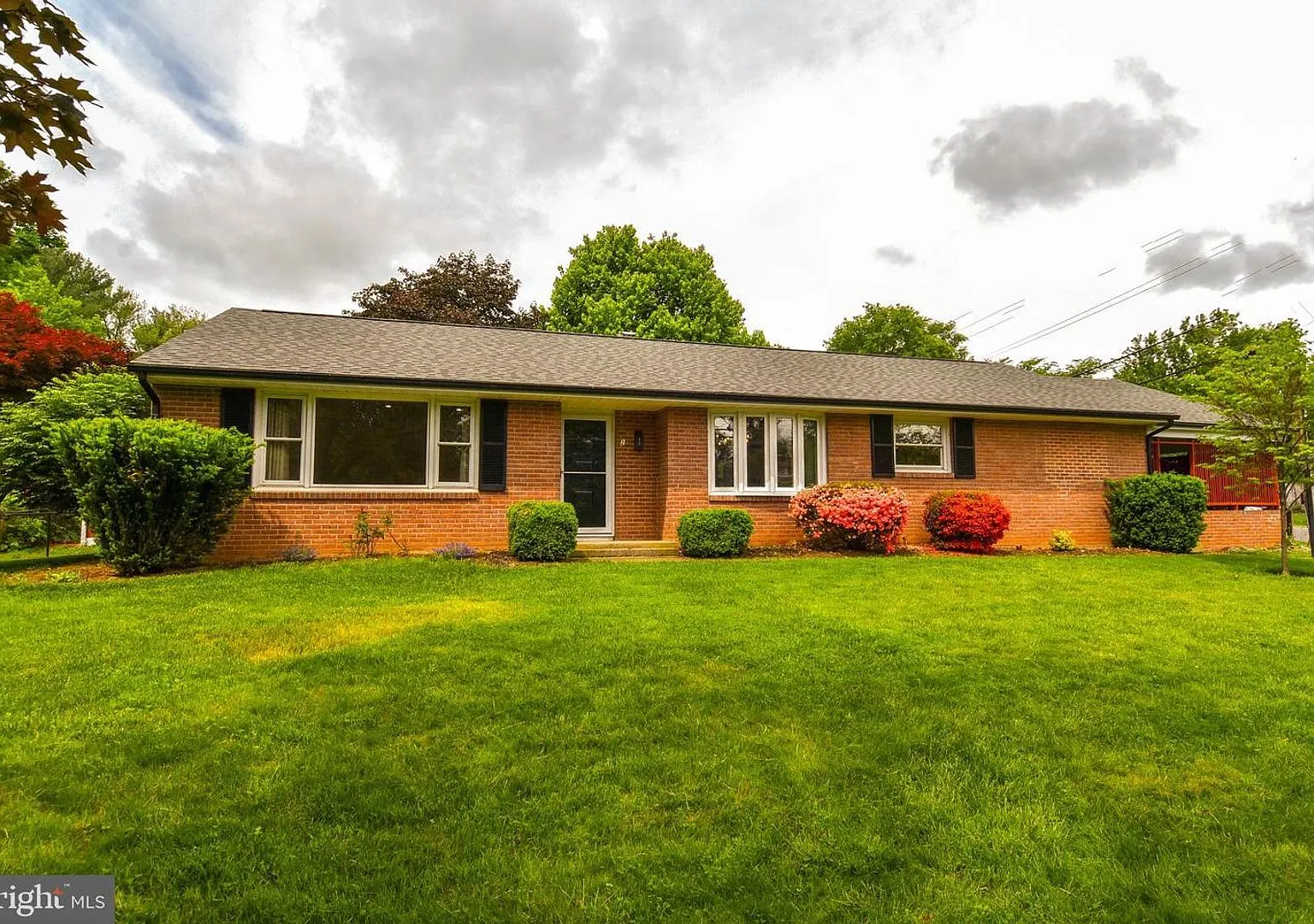 Charming and updated 1960's Rambler in the Town of Round Hill. 3 Bedrooms. 1.5 bathrooms. — Photo 1