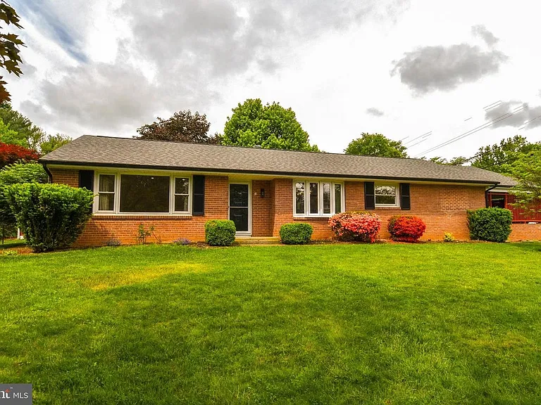 2 Cinnamon Fern Rd — Photo 1