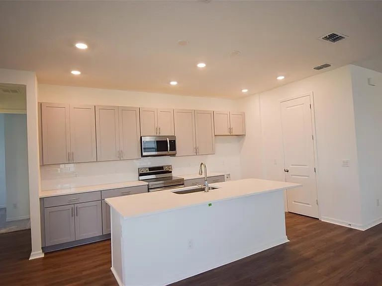 2370 Lancashire St — Photo 34