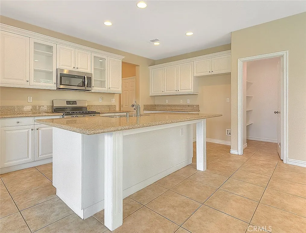 5 bed, 2734 sqft, $4,000 — Photo 3
