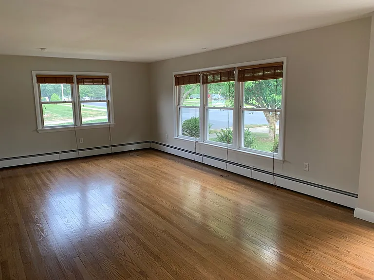 847 E Maple St — Photo 32