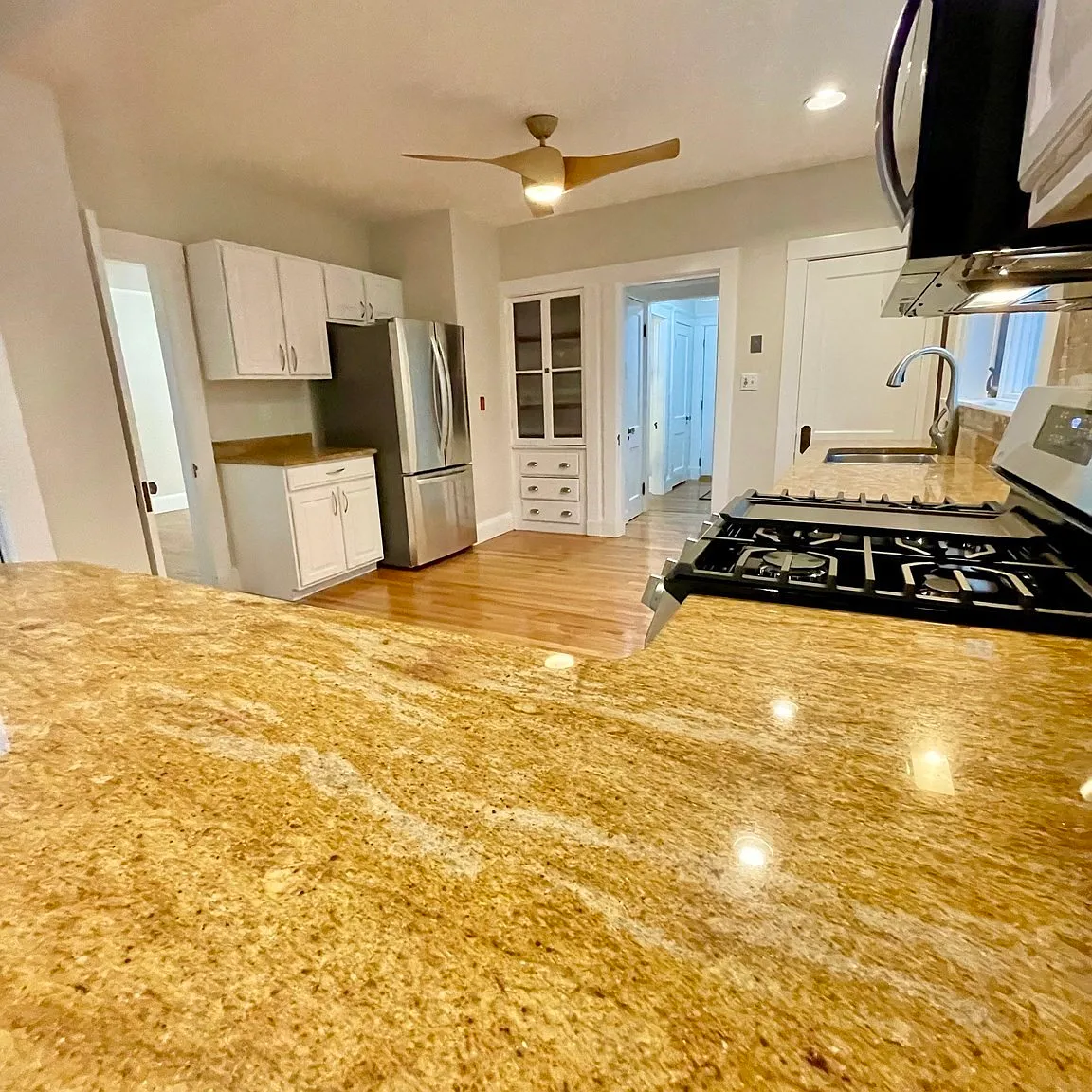 3 bed, 2.0 bath, 2052 sqft, $4,200 — Photo 3