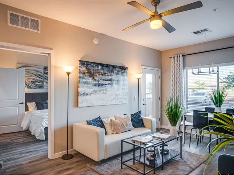 Club 715 Apartments — Photo 10