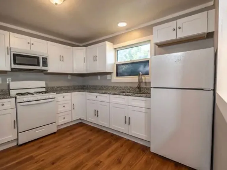 831 Avenue C — Photo 4