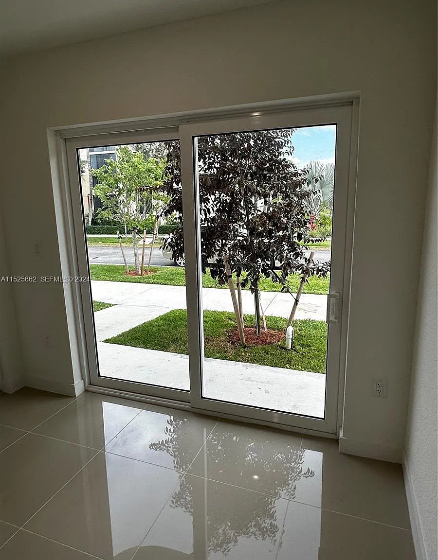 4 bed, 3.5 bath, 1300 sqft, $2,900 — Photo 4