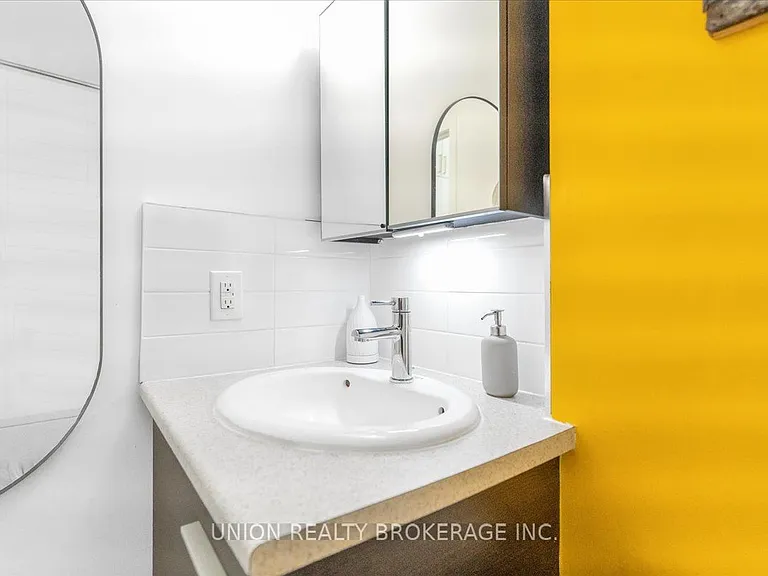 569 King St E #404 — Photo 27