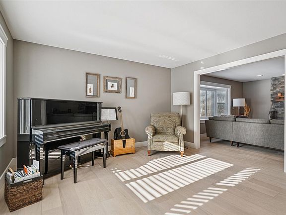 5th image of 4362 Cloverdale Rd