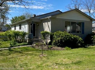 903 Roselawn Dr, Rochester, MI 48307