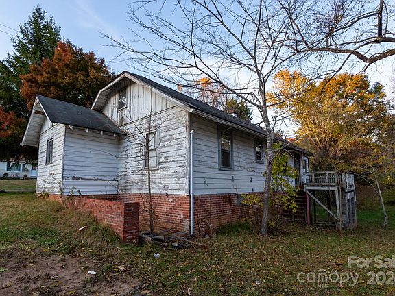 4th image of 218 Northeast Ave