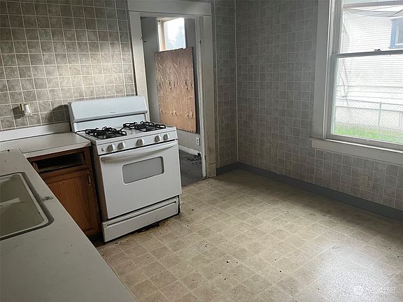 4th image of 3710 S Sheridan Avenue