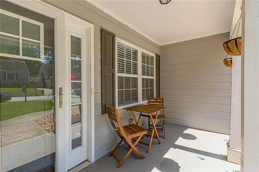 3 bed, 2.0 bath, 1677 sqft, $2,200 — Photo 2