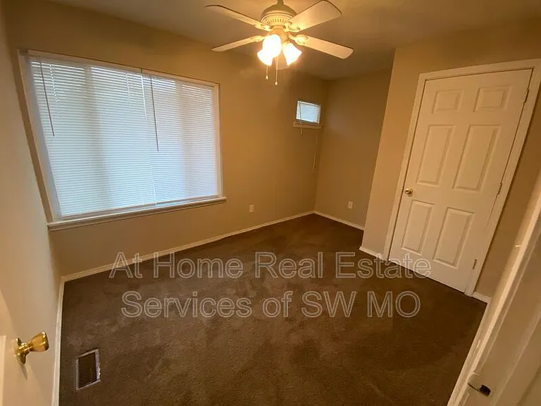 313 W Grand St — Photo 7