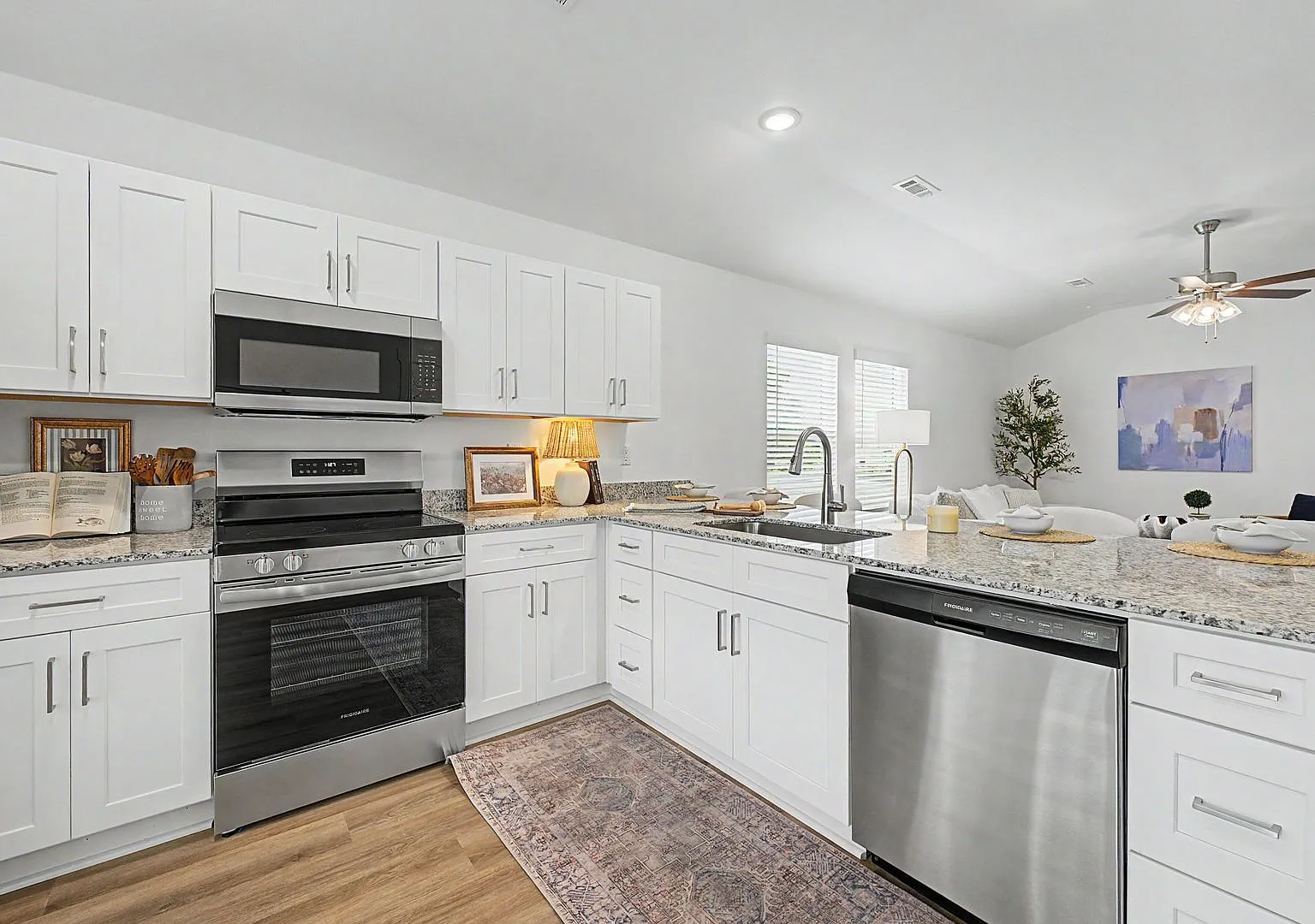 4 Bed, 2 Bath Home !! — Photo 1