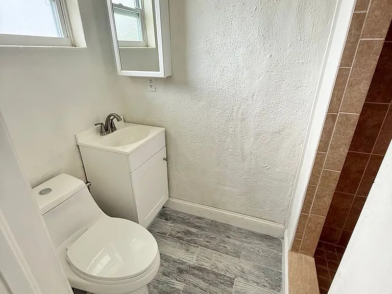 216 Orangeview Ln — Photo 4