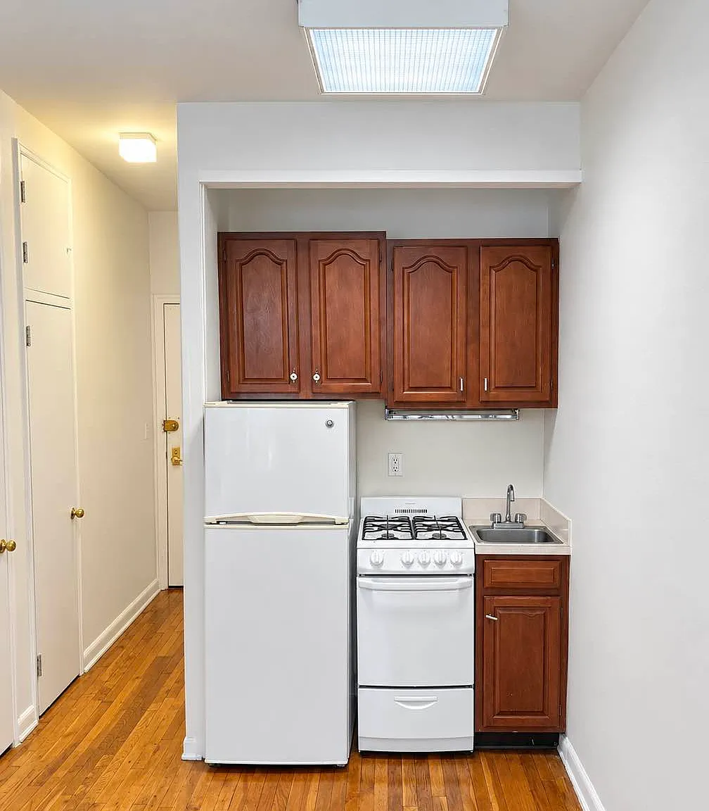 55 Perry Street — Photo 2