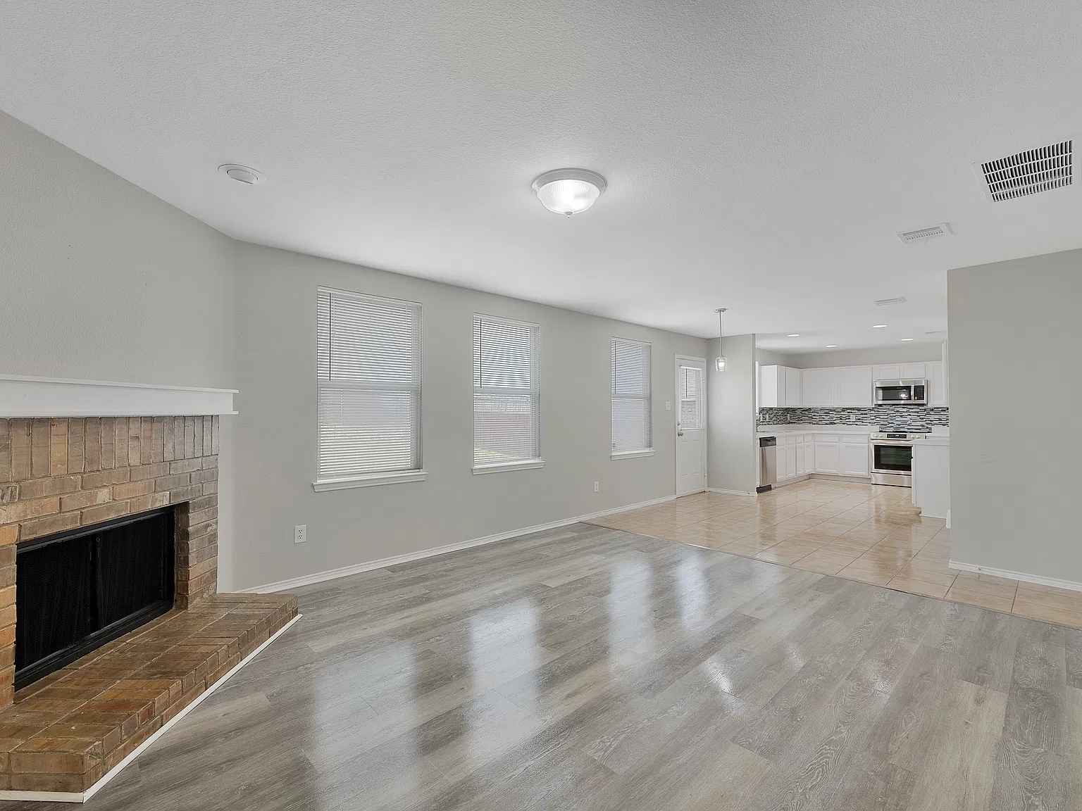 3 bed, 2.5 bath, 2420 sqft, $2,395 — Photo 4