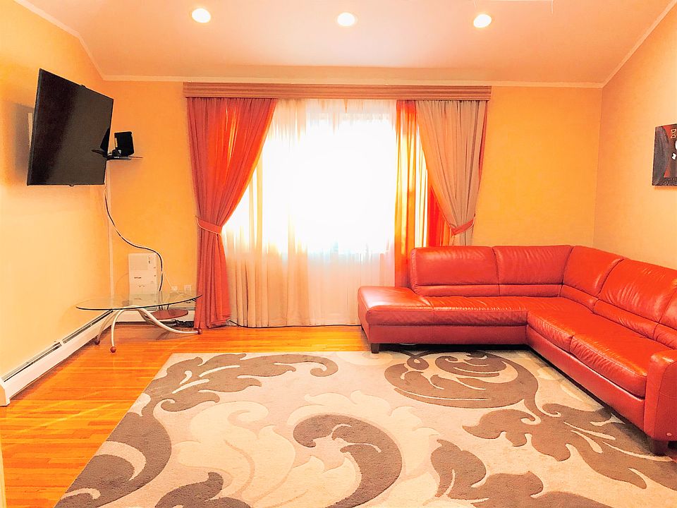 High ceiling, w/2 skylights